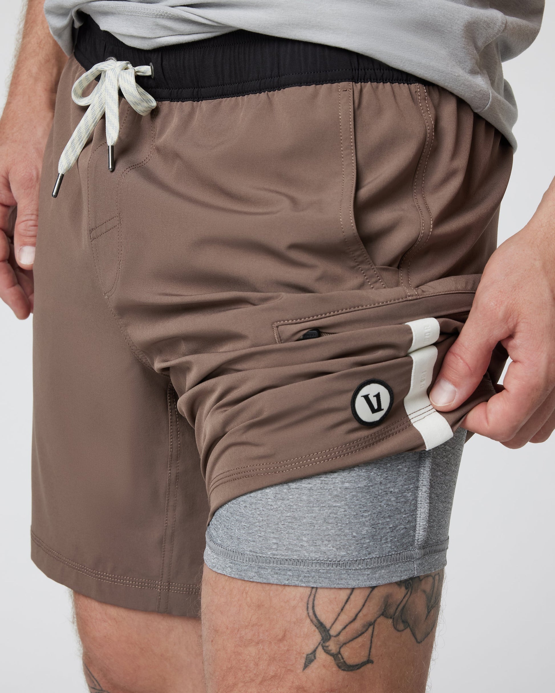 V3040FSL_FA24_M_ECOMM_SHORTS_DETAIL_6.jpg