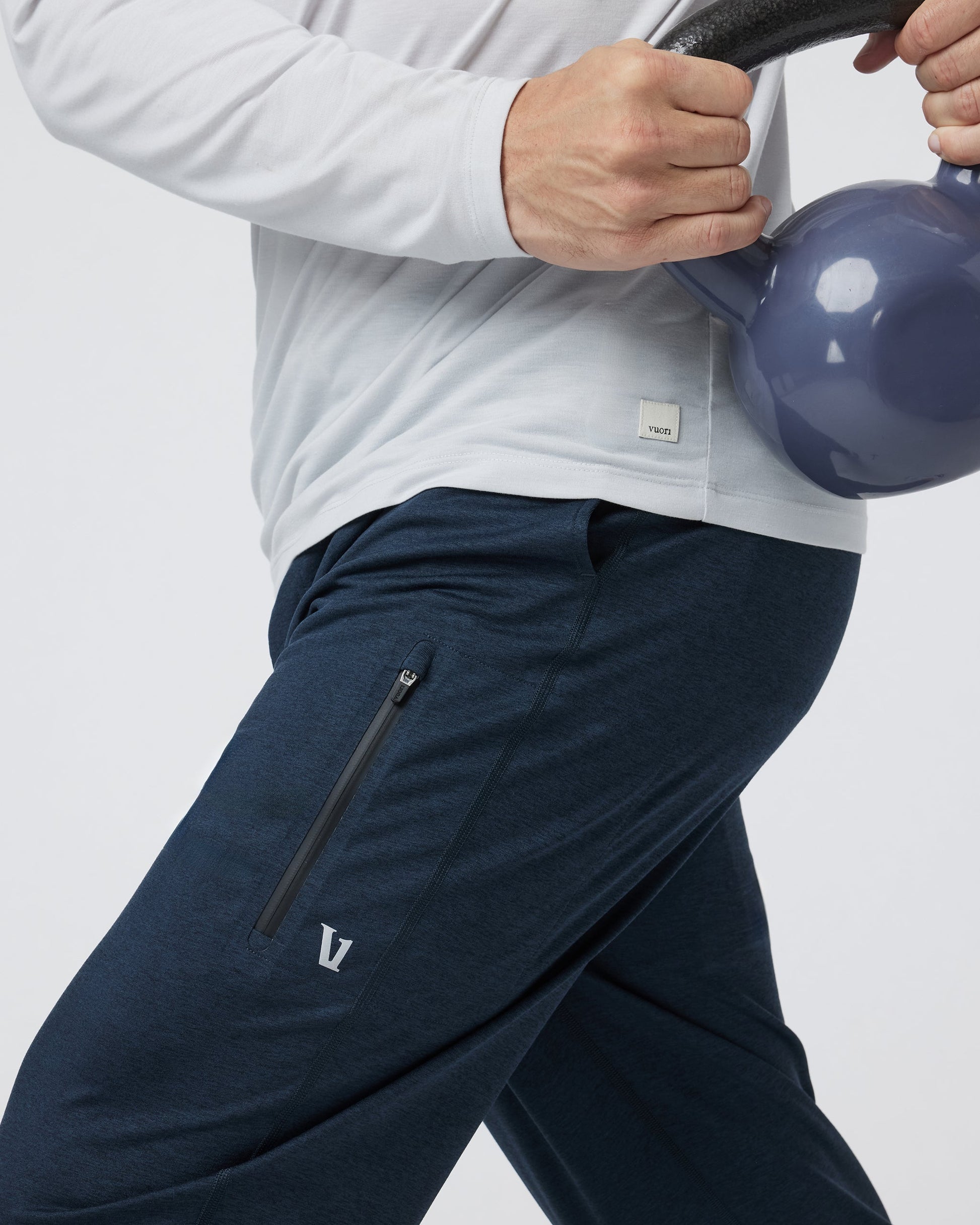 V4020HIN_FA24_M_ECOMM_PANTS_DETAIL_8.jpg