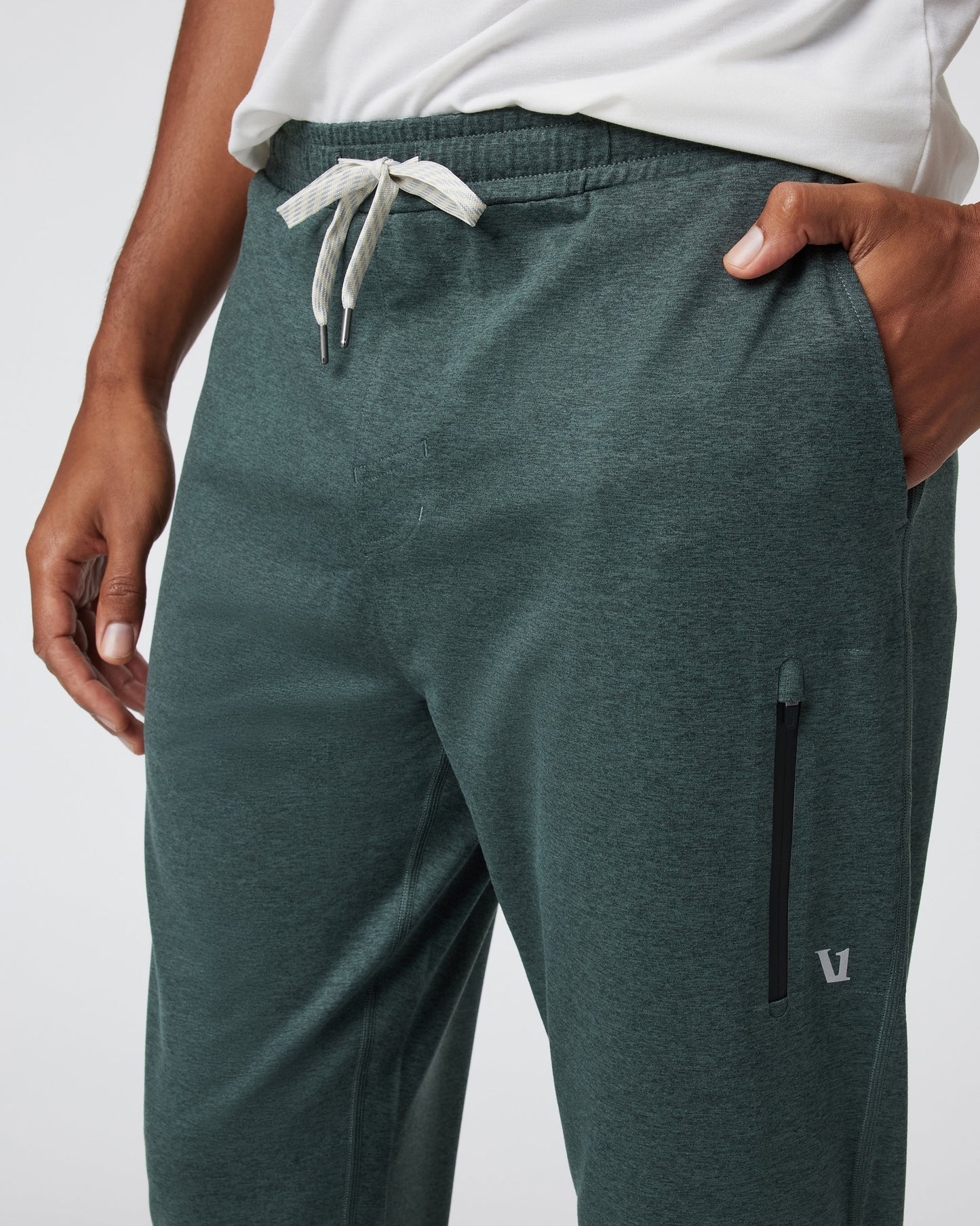 V416HAN_FA24_M_ECOMM_PANTS_DETAIL_8.jpg