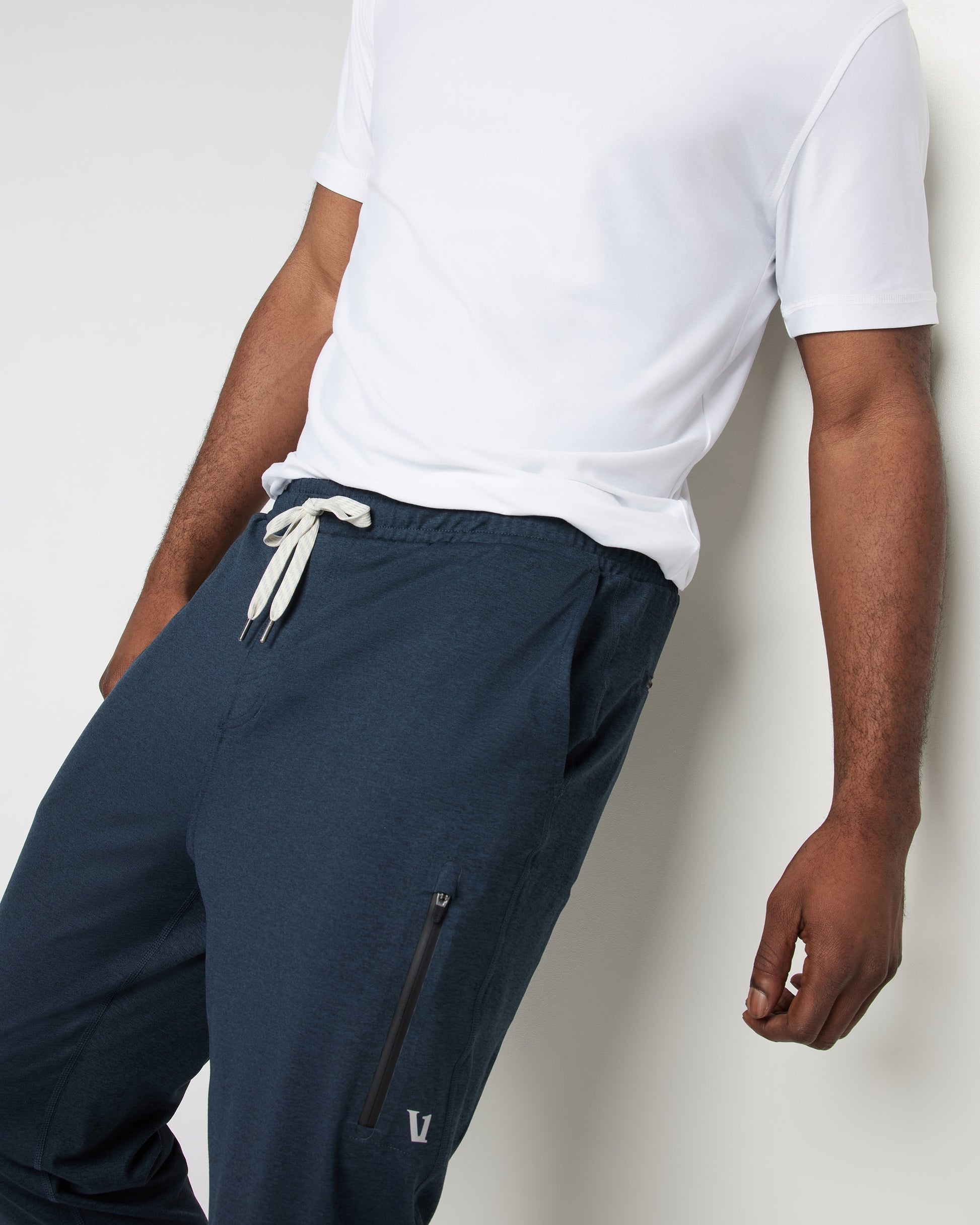 V416HIN_FA24_M_ECOMM_PANTS_DETAIL_8.jpg